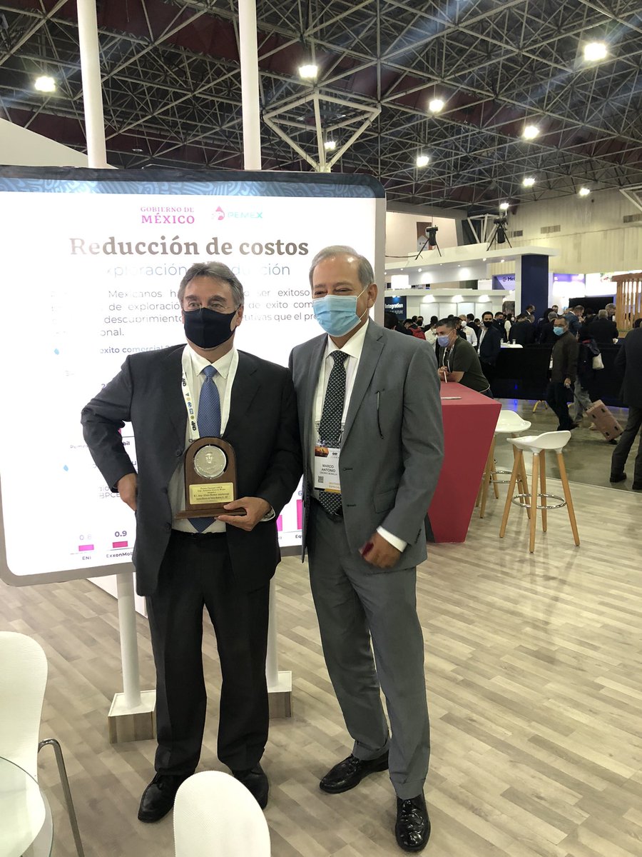 Marco_OsorioB's tweet photo. Felicito a nuestro compañero, el Director de Servicios en Exploración y Producción, Jorge Mendoza Amuchastegui,  por el reconocimiento que le hizo la AMGE con el Premio nacional Antonio García Rojas ¡en hora buena! https://t.co/U7rCSqgBWa