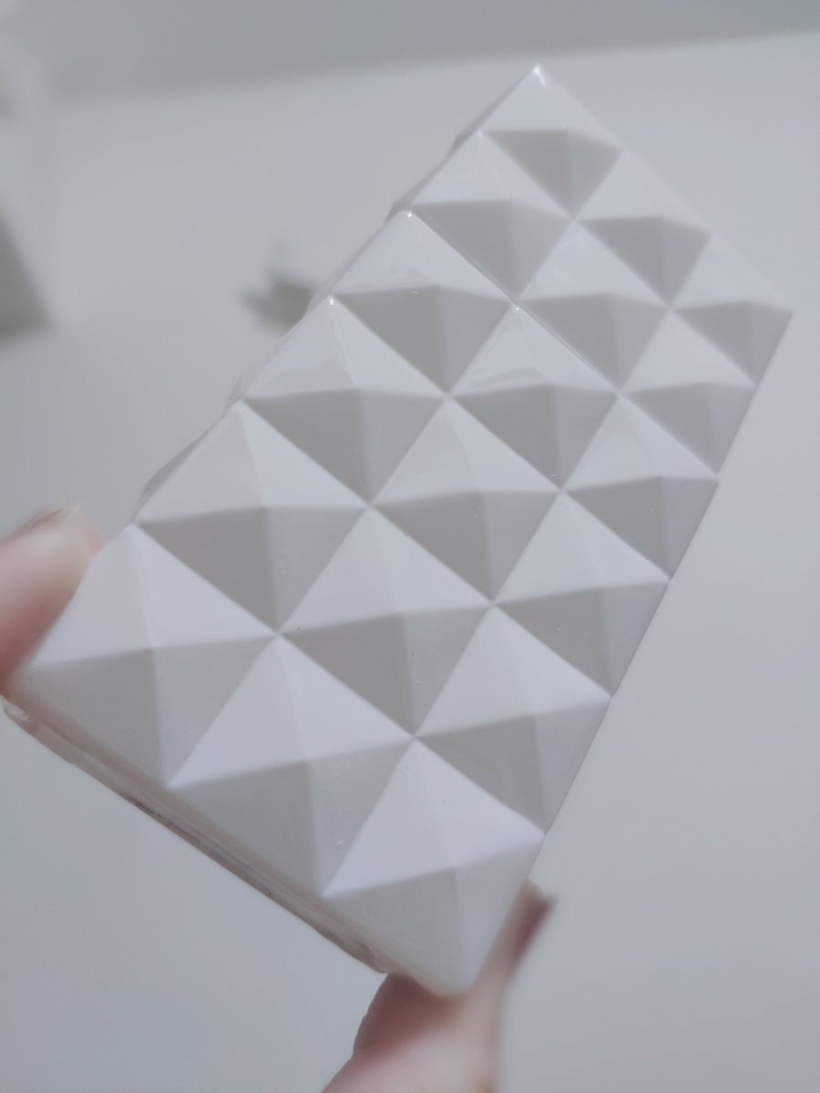 新买的香水，也是冲着瓶子去入手的，瓶子的质感超级好，可惜盖子是塑料的，然后稍微有一点点色差。
试喷了一下，现在还是前调，感觉香味有点熟悉，有点像某个牌子的洗衣珠？
是好闻的，晚香玉味道带出一点清新的黄瓜味。
中后调还不清楚，但是看评价都是挺好的，至少评价大家都说这个留香非常可以。 https://t.co/mMzJ7dWZEK