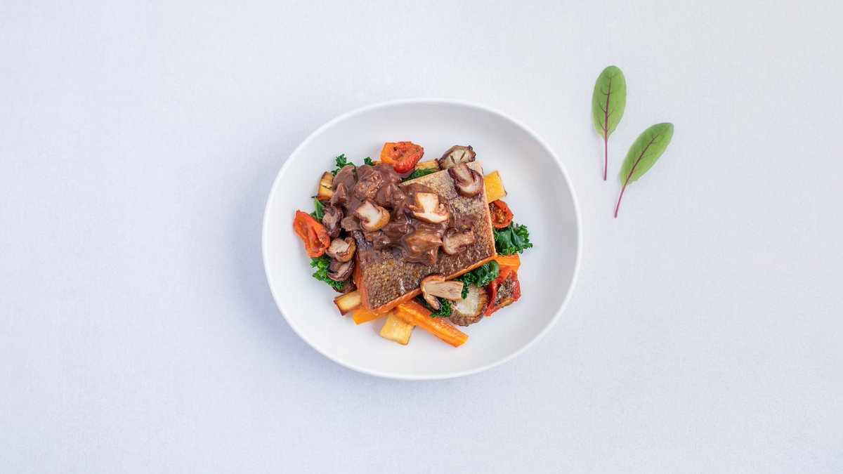 FinnairSuomi's tweet photo. Uusin Taste of Finnair -annos tuo talveen täydellisesti sopivia makuja pohjoisesta: savustettua Benella-kirjolohta, paahdettuja juureksia ja kermaista tattikastiketta. Annos on myynnissä pääkaupunkiseudulla tästä päivästä alkaen ja Oulussa ensi tiistaina: https://t.co/3DTyCd5amv. https://t.co/LiDcvhMqLZ