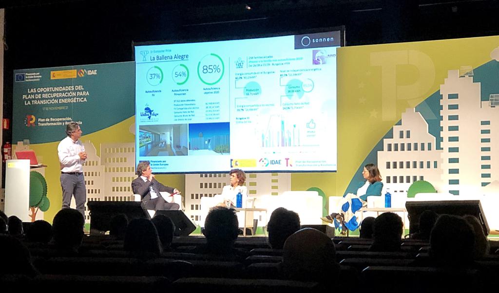 sonnen_es's tweet photo. @franc_comino durante la explicación de hoy de una gran variedad de proyectos de autoconsumo con acumulación en @FeriaGenera junto a @IDAEenergia
☀️Store the sun🔋
#Autoconsumo #Baterias #Fotovoltaica #Factura #EnergiaSolar #Energía #Webatt #Storethesun #Genera https://t.co/6dbtb15wDe