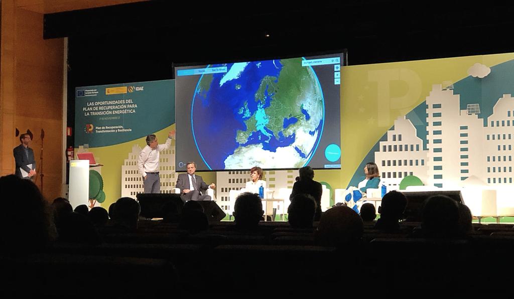 sonnen_es's tweet photo. @franc_comino durante la explicación de hoy de una gran variedad de proyectos de autoconsumo con acumulación en @FeriaGenera junto a @IDAEenergia
☀️Store the sun🔋
#Autoconsumo #Baterias #Fotovoltaica #Factura #EnergiaSolar #Energía #Webatt #Storethesun #Genera https://t.co/6dbtb15wDe