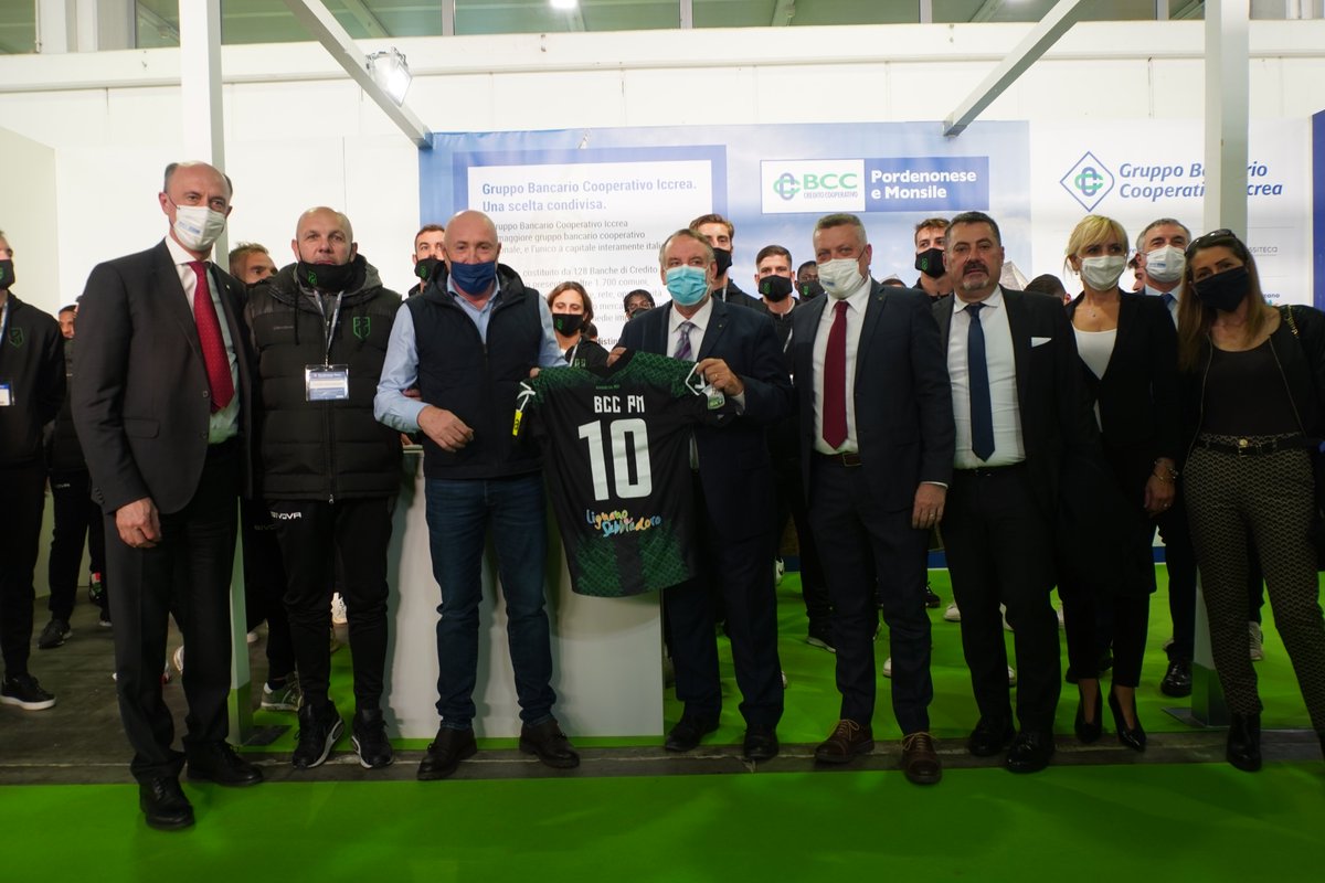 PordenoneCalcio's tweet photo. Visita allo stand di @BccPnMonsile a @exporive 🍇

📸 Il presidente Mauro #Lovisa consegna la maglia ad Antonio Zamberlan e Gianfranco Pilosio, Presidente e Direttore Generale di #BccPordenoneseMonsile
 
#ExpoRIVE #ForzaRamarri #ForzaPordenone #PordenoneNET #SerieBKT https://t.co/X5HG0BOEHD