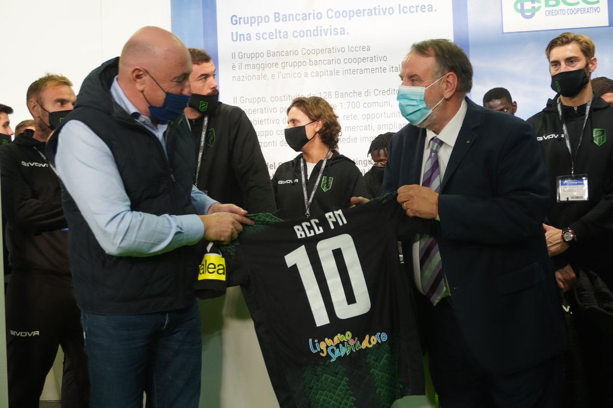 PordenoneCalcio's tweet photo. Visita allo stand di @BccPnMonsile a @exporive 🍇

📸 Il presidente Mauro #Lovisa consegna la maglia ad Antonio Zamberlan e Gianfranco Pilosio, Presidente e Direttore Generale di #BccPordenoneseMonsile
 
#ExpoRIVE #ForzaRamarri #ForzaPordenone #PordenoneNET #SerieBKT https://t.co/X5HG0BOEHD