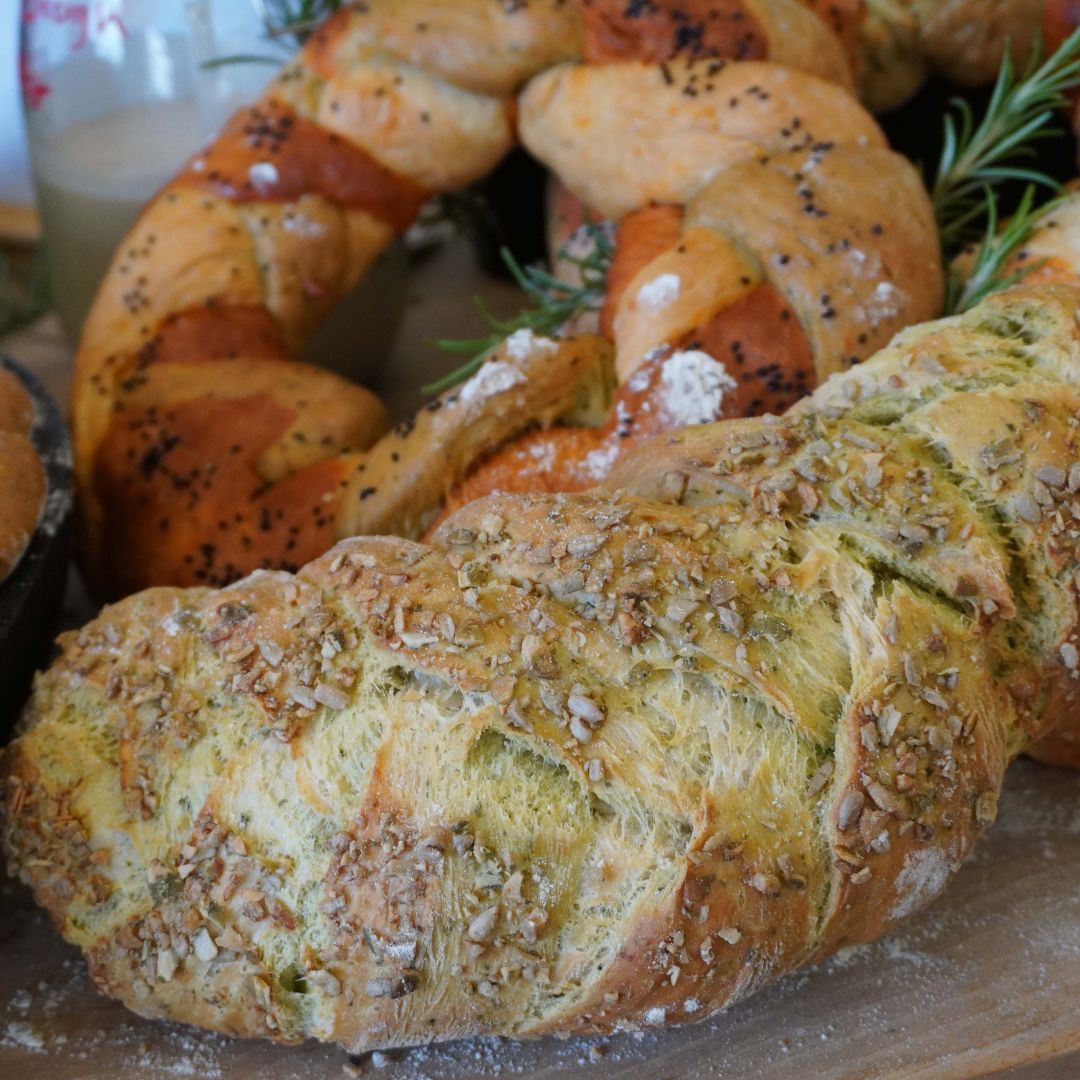 RendcombCollege's tweet photo. #HomeMadeBreadDay 
Home-baked bread is often healthier, higher in fibre and lower in salt and additives than commercial varieties. At #RendcombCollege we are treated to wonderful homemade bread every day! 
#Cotswolds #Independentschool  #Thoughtful #BeautifulBread #HealthyEating https://t.co/3FCLSPTfK1