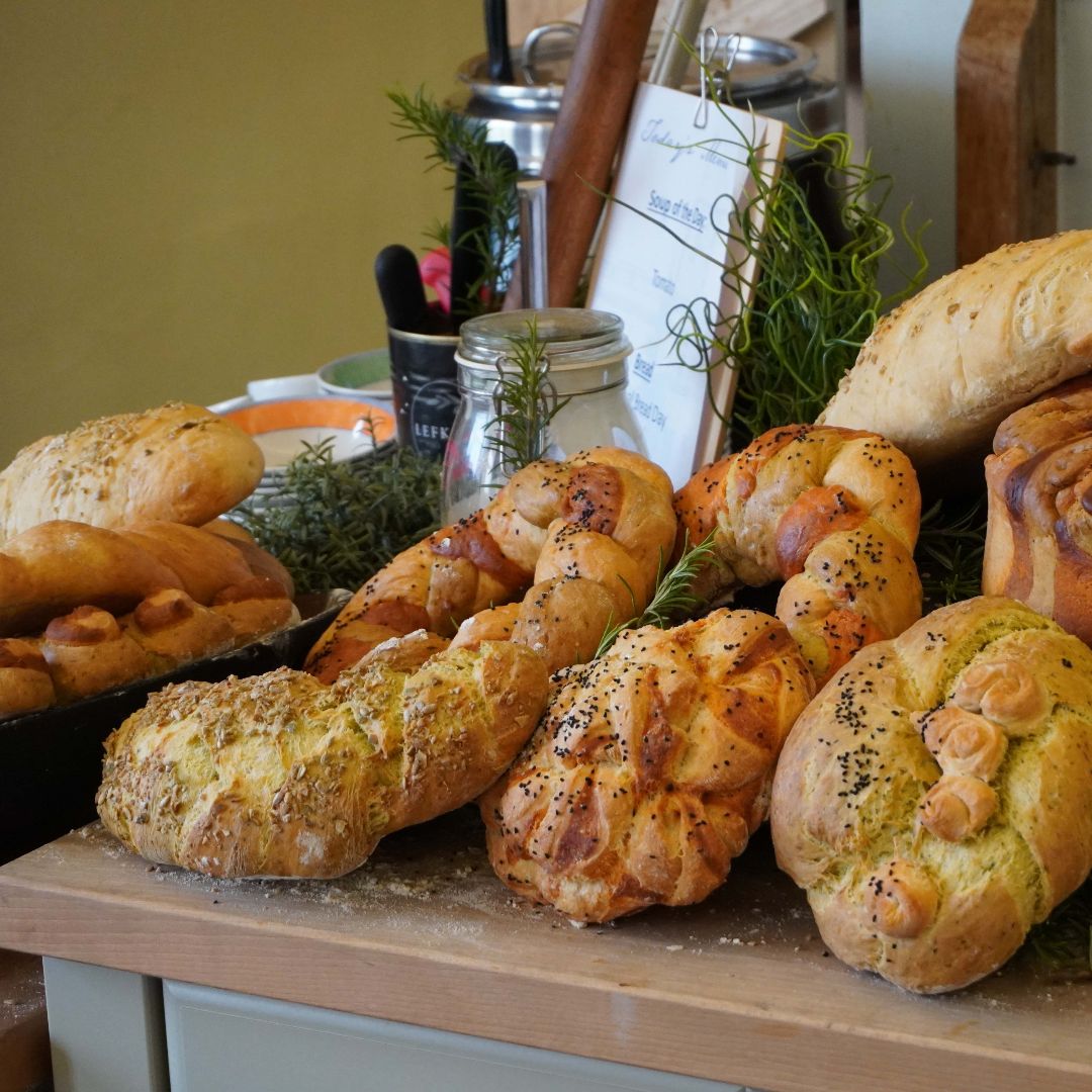 RendcombCollege's tweet photo. #HomeMadeBreadDay 
Home-baked bread is often healthier, higher in fibre and lower in salt and additives than commercial varieties. At #RendcombCollege we are treated to wonderful homemade bread every day! 
#Cotswolds #Independentschool  #Thoughtful #BeautifulBread #HealthyEating https://t.co/3FCLSPTfK1