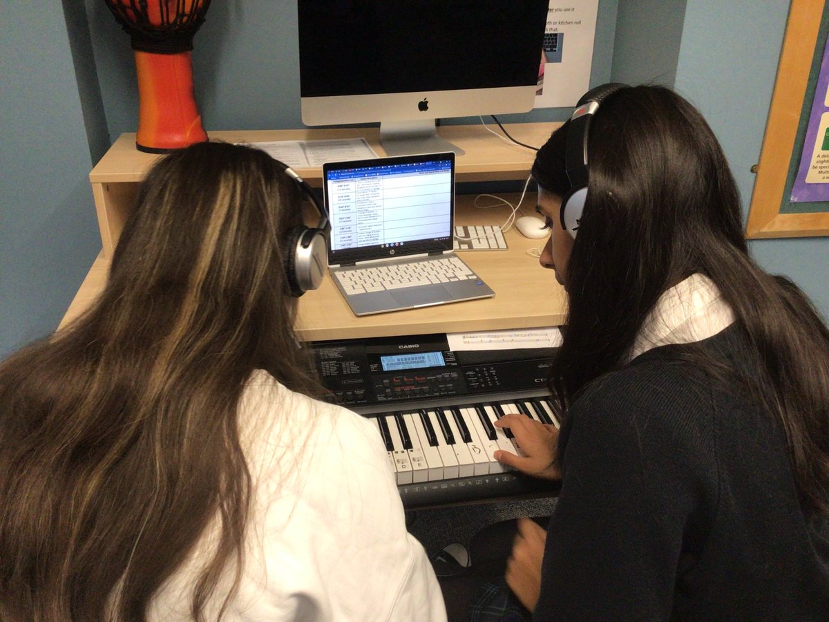 staugustinespmu's tweet photo. UIV are trying their hands at composing for film at the minute, using leitmotifs and their own ideas to create a soundtrack for 007. Have you seen the new movie? What en ending! ⁦😱 @staugustinesp⁩ https://t.co/Gf9eY5K3Pv