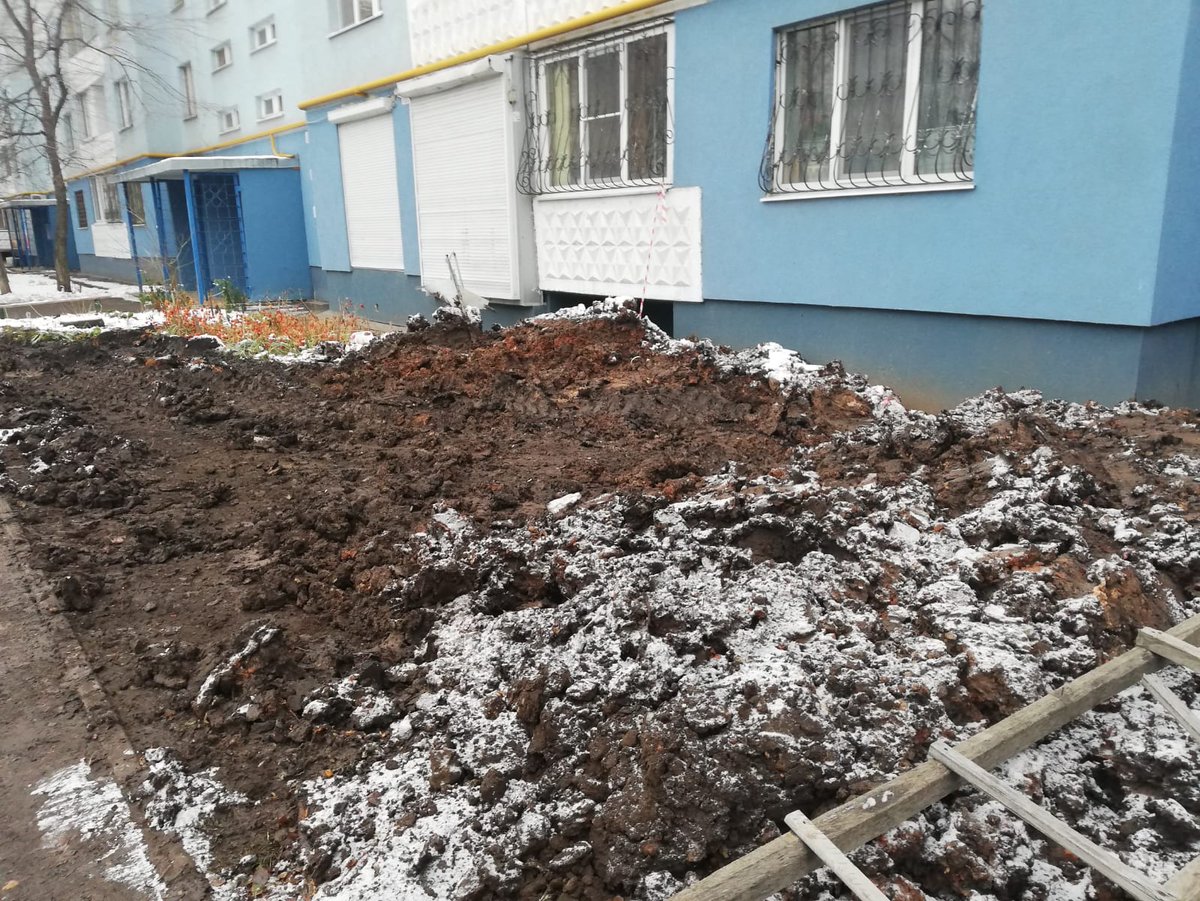 Smirnova__AA's tweet photo. Ново-вокзальная 247. Завершили работы в подвале. Яму "зарыли". Кто будет убирать это безобразие?!уже все в подъезде.@promtrest @Azarov_Allo https://t.co/hHixODNW4X