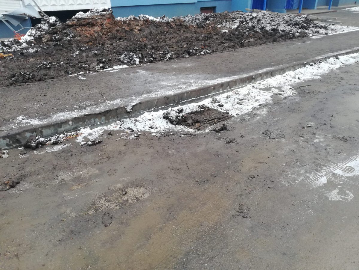 Smirnova__AA's tweet photo. Ново-вокзальная 247. Завершили работы в подвале. Яму "зарыли". Кто будет убирать это безобразие?!уже все в подъезде.@promtrest @Azarov_Allo https://t.co/hHixODNW4X