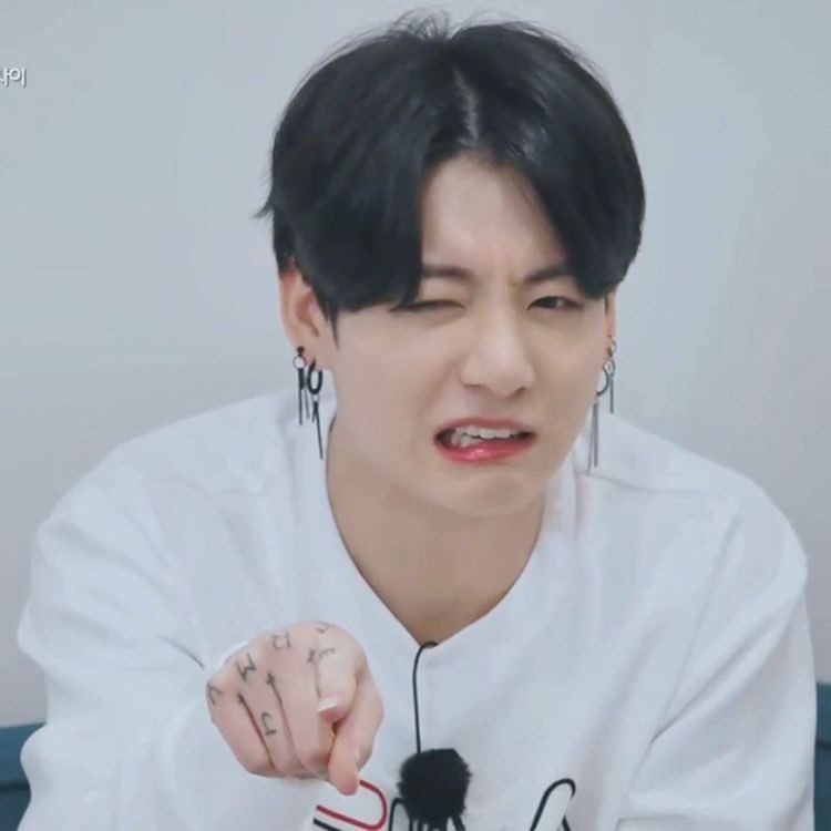 jeonxyzc's tweet photo. Jungkook doing everything in dramatic - A thread https://t.co/FcwOAwdmg8