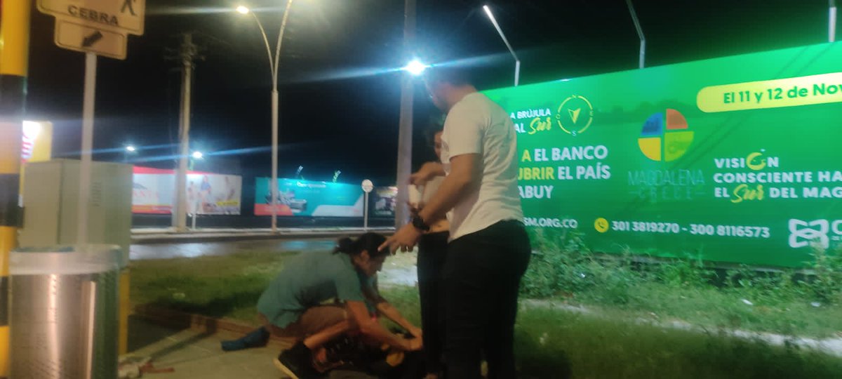CarlosAndSalas's tweet photo. Anoche pasó algo particular que me conmovió significativamente. A una pequeña emprendedora de Santa Marta le ofrecieron hacer más de 500 picadas y algunos refrigerios para un evento de 2 días. Prestó plata para cumplir con el pedido y después de hacerlas, no se las recibieron... https://t.co/LKD0k2cnUt
