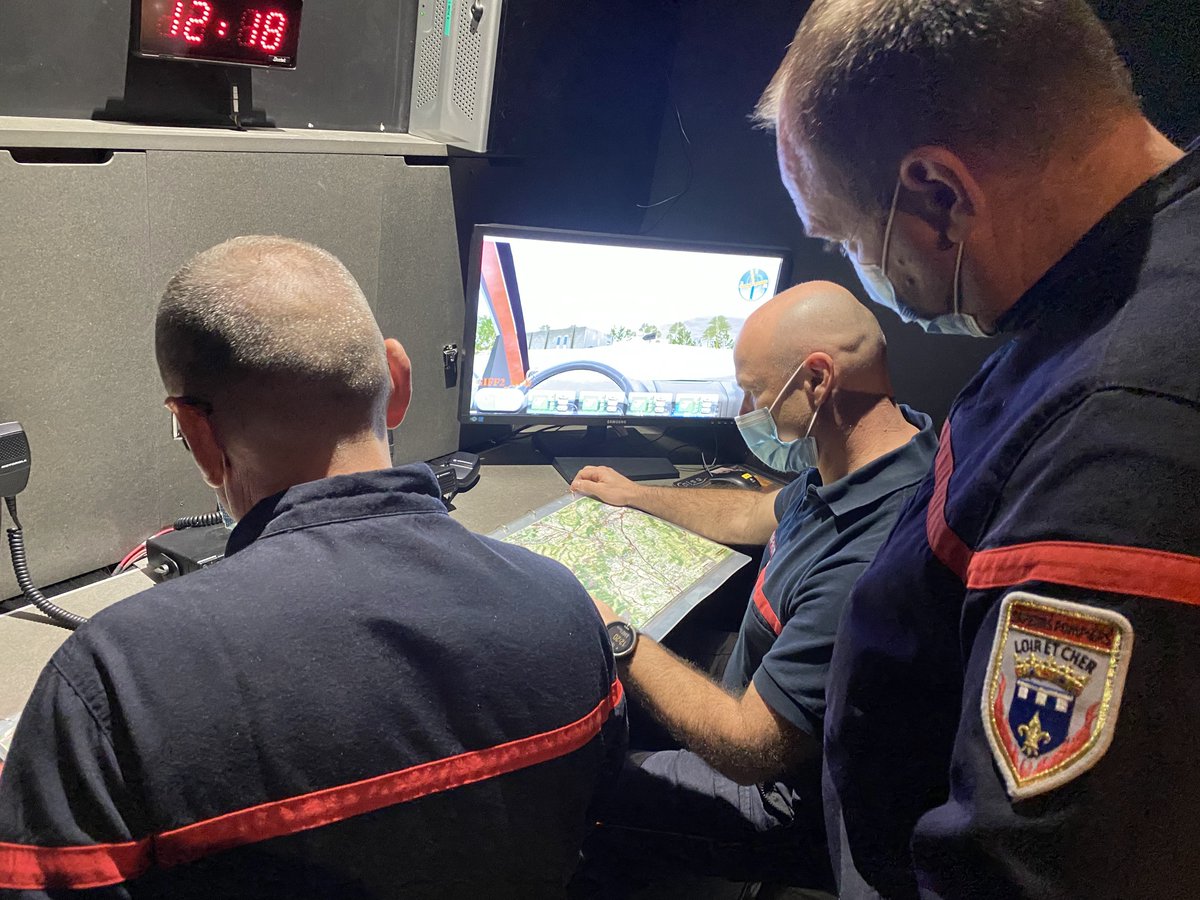 SDIS41's tweet photo. Formation #FDF 3 @ECASCVALABRE
Mise en situation professionnelle sur le guidage des avions bombardiers d’eau @SecCivileFrance. Merci au pilote Thierry pour ses conseils au sol et à Jean-Marc dans les airs #Pelican39 en liens avec les formateurs #SDIS41 #SDIS56 #complementarite https://t.co/7TX5vfKcPX