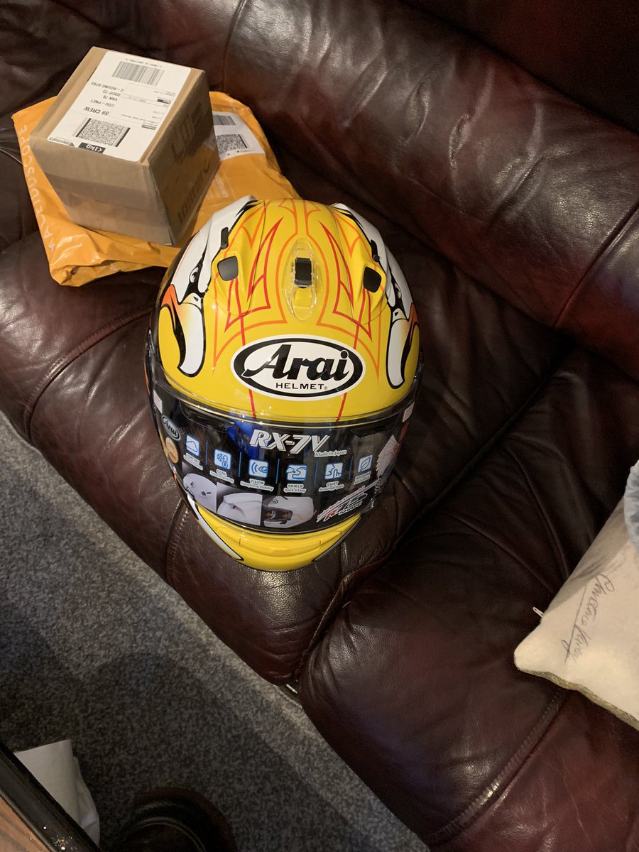 aston_tommy's tweet photo. @WhyArai new helmet finally arrived https://t.co/G04GMHaWzb