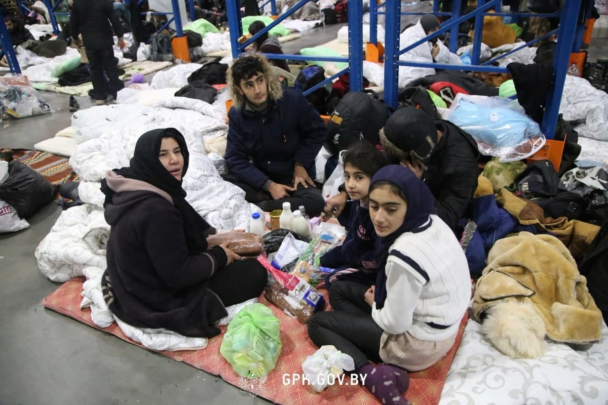 mrsahuquillo's tweet photo. La portavoz de Lukashenko dice q hay 7.000 migrantes en Bielorrusia. Afirma que en su conversación con Lukashenko, Merkel prometió crear un "corredor humanitario" para los 2000 que están en la frontera bielorruso-polaca. Minsk dice que "ayudará a regresar" a sus países al resto https://t.co/HpgQINep4X
