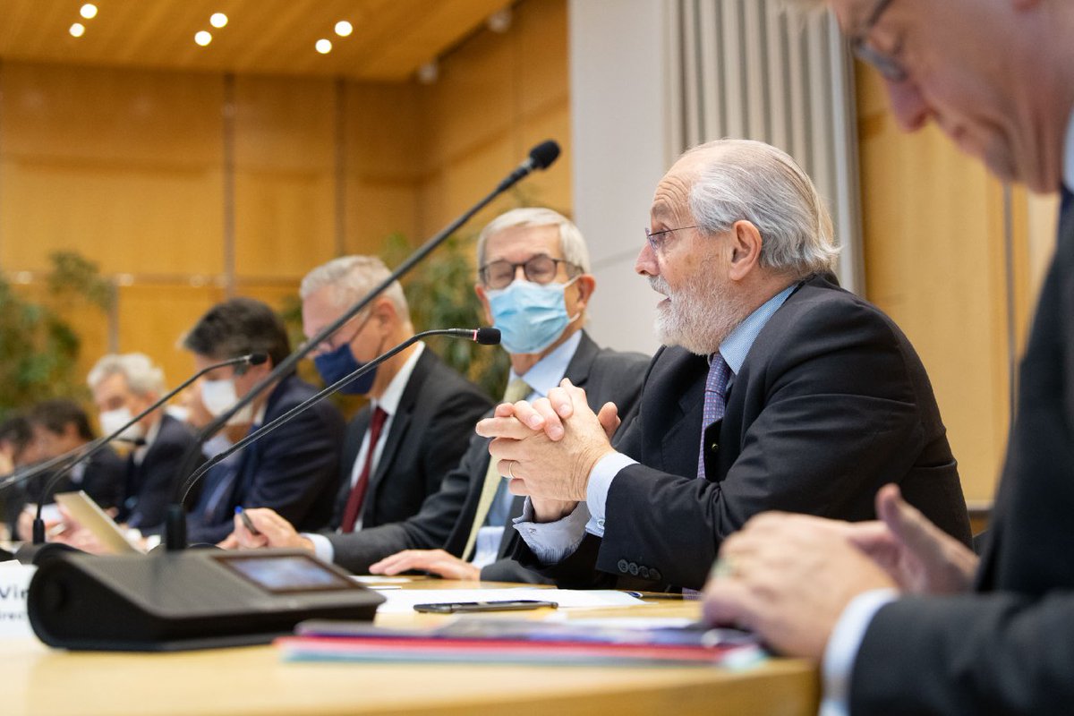 AgnesRunacher's tweet photo. J'ai réuni hier à #Bercy le comité exécutif du Conseil National de l'Industrie. Nos 2 priorités : travailler à améliorer la #compétitivité et l'autonomie de notre industrie, mais aussi valoriser les métiers industriels pour renforcer l'attractivité du secteur. https://t.co/9kMIoF3DUk