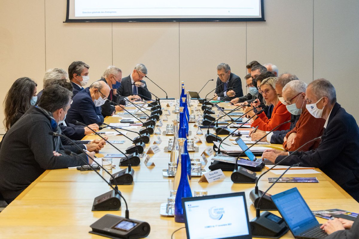 AgnesRunacher's tweet photo. J'ai réuni hier à #Bercy le comité exécutif du Conseil National de l'Industrie. Nos 2 priorités : travailler à améliorer la #compétitivité et l'autonomie de notre industrie, mais aussi valoriser les métiers industriels pour renforcer l'attractivité du secteur. https://t.co/9kMIoF3DUk