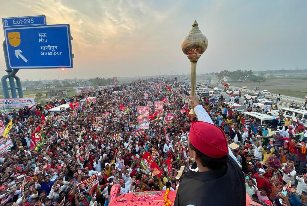 yadavakhilesh's tweet image. उठी गदा इंक़लाब होगा
बाइस में बदलाव होगा

‘समाजवादी विजय यात्रा’ को समाजवादी पूर्वांचल एक्सप्रेसवे पर ऐतिहासिक जन समर्थन देने वाले पूर्वांचलवासियों, सपा व सहयोगी दलों के नेतागणों, पदाधिकारियों, कार्यकर्ताओं व रात-दिन साथ रहे मीडियाकर्मियों को हार्दिक धन्यवाद। 

#बाइस_में_बाइसिकल