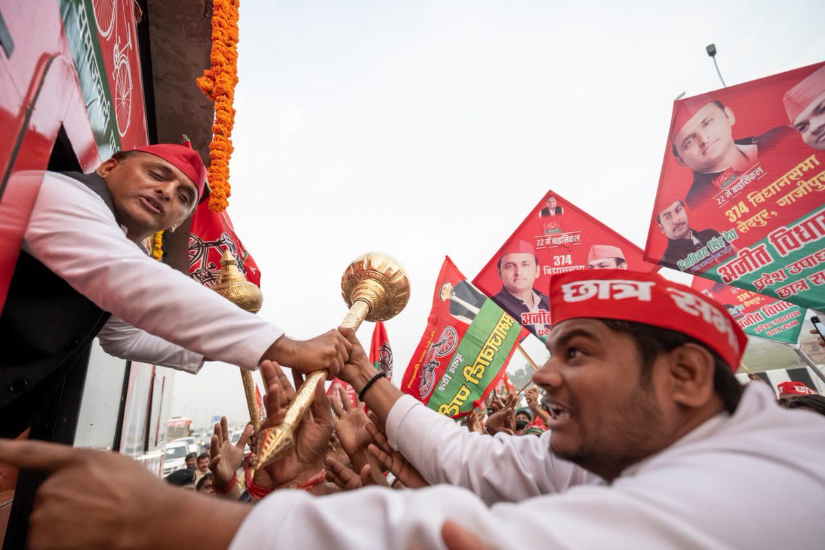 yadavakhilesh's tweet image. उठी गदा इंक़लाब होगा
बाइस में बदलाव होगा

‘समाजवादी विजय यात्रा’ को समाजवादी पूर्वांचल एक्सप्रेसवे पर ऐतिहासिक जन समर्थन देने वाले पूर्वांचलवासियों, सपा व सहयोगी दलों के नेतागणों, पदाधिकारियों, कार्यकर्ताओं व रात-दिन साथ रहे मीडियाकर्मियों को हार्दिक धन्यवाद। 

#बाइस_में_बाइसिकल