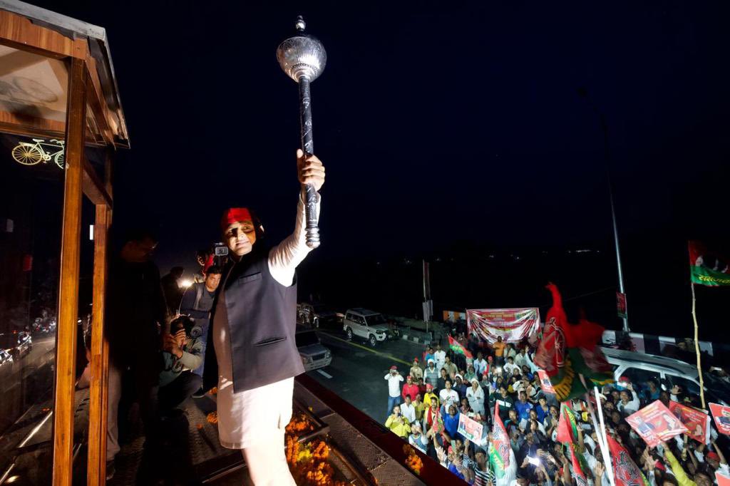 yadavakhilesh's tweet image. उठी गदा इंक़लाब होगा
बाइस में बदलाव होगा

‘समाजवादी विजय यात्रा’ को समाजवादी पूर्वांचल एक्सप्रेसवे पर ऐतिहासिक जन समर्थन देने वाले पूर्वांचलवासियों, सपा व सहयोगी दलों के नेतागणों, पदाधिकारियों, कार्यकर्ताओं व रात-दिन साथ रहे मीडियाकर्मियों को हार्दिक धन्यवाद। 

#बाइस_में_बाइसिकल