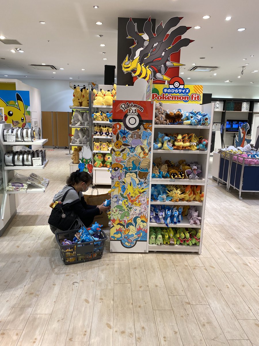 JapanGemu's tweet photo. Ahora con todo el furor de pokemon , aproveche en ir al nuevo centro pokemon que inauguraron por un par de meses cerca a mi casa ya se vendrá vídeo https://t.co/hqbqwPuwC8