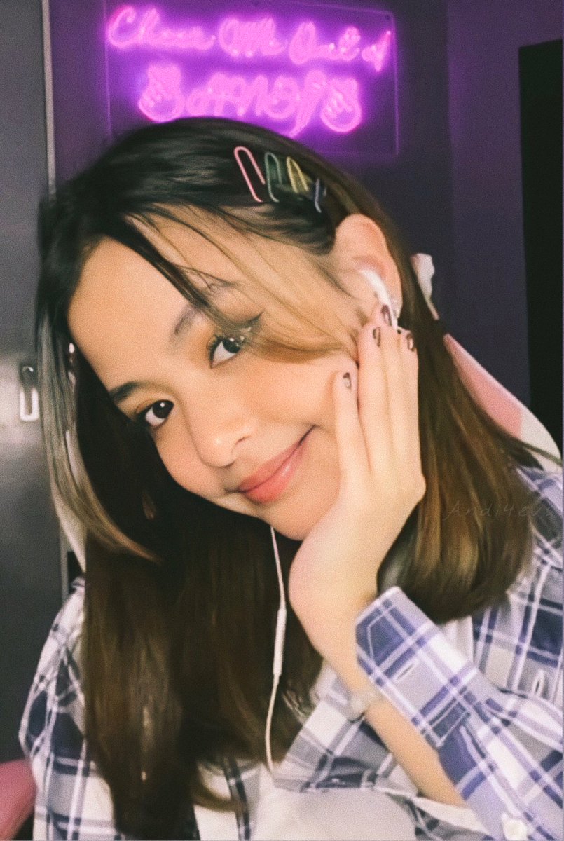 andi4evs's tweet photo. — ANDI ABAYA FLEXIN' HER LUXURY HAIR PINS. 

#AndiAbaya | @iamandiabaya https://t.co/IMpvsxkACh