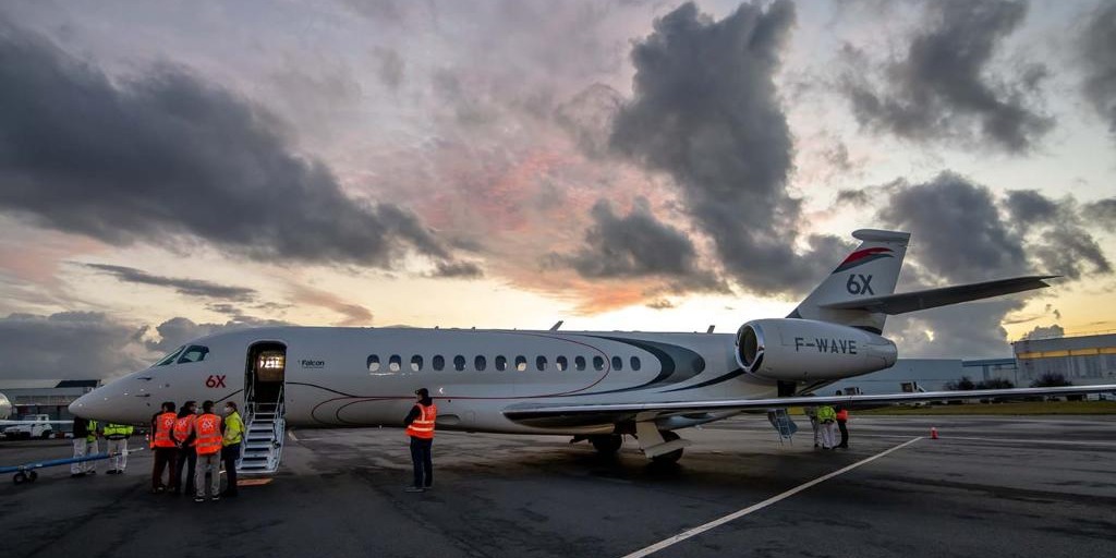 DassaultFalcon's tweet photo. Paris welcomes #Falcon6X on its very first flight from Istres flight test center to Le Bourget. https://t.co/JIA3oJaOv1