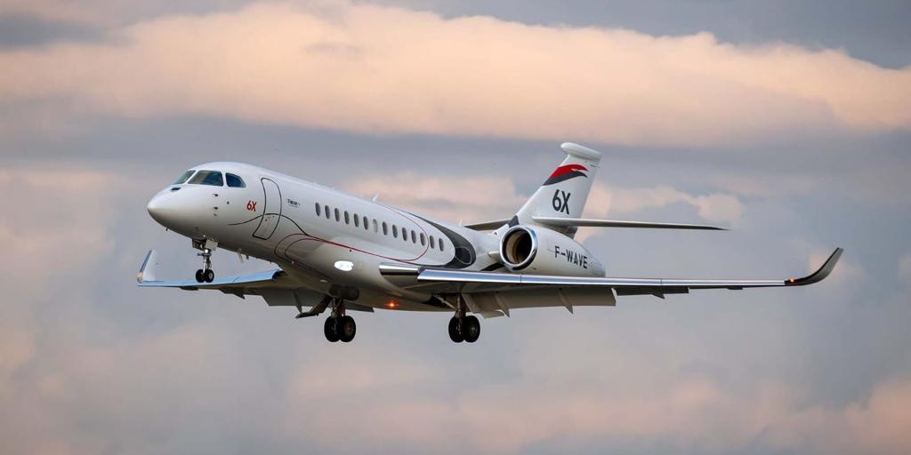DassaultFalcon's tweet photo. Paris welcomes #Falcon6X on its very first flight from Istres flight test center to Le Bourget. https://t.co/JIA3oJaOv1
