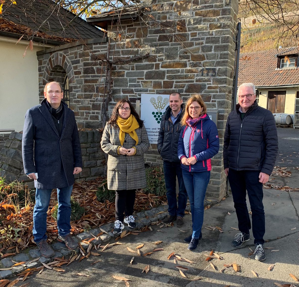Das #Ahrtal ohne Weinanbau ist unvorstellbar, daher waren heute <a href="/Sabine_Baetzing/">Sabine Bätzing</a> , <a href="/JJRauschkolb/">Jaqueline Rauschkolb</a> &amp; <a href="/FlorianMaier/">Florian Maier</a> in Dernau unterwegs. Zusammen mit dem Bauern- &amp; Winzerverband haben wir betroffenen Winzerbetrieben zugehört &amp; Hinweise für d. Wiederaufbau erhalten. #FraktionimAhrtal