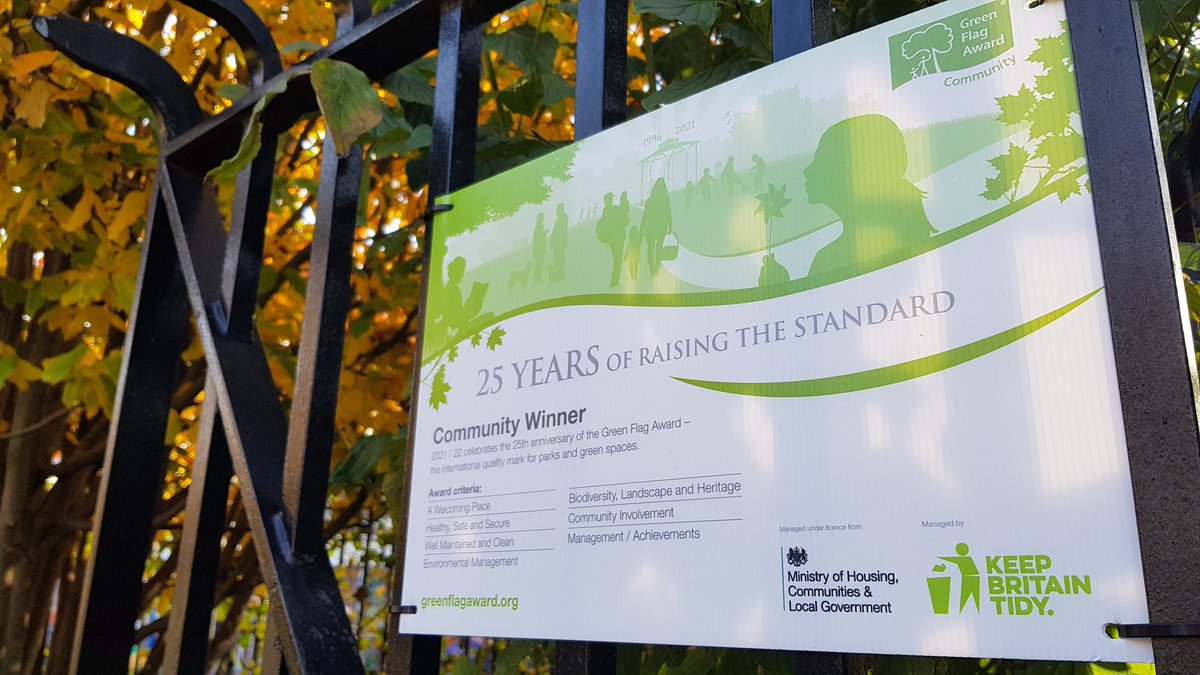 BOSTSE1's tweet photo. Red Cross sporting its @GreenFlagAward sign proudly in this morning's sunshine π #communitywinner #se1 #Southwark https://t.co/tDXRhrABTX