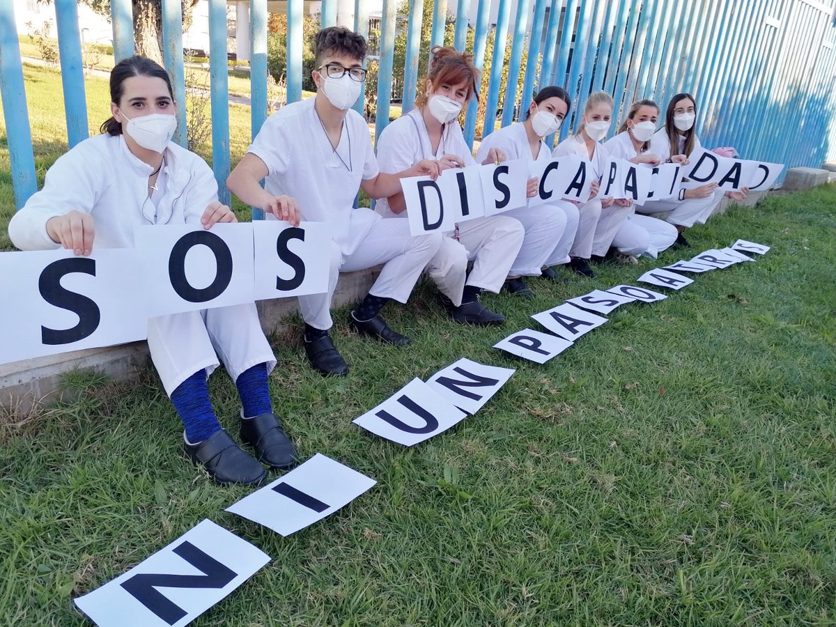 El mundo de la #discapacidad sigue en la lucha para pedir a <a href="/AndaluciaJunta/">Junta de Andalucía</a> que garantice la supervivencia de los centros que atienden a estas personas con una justafinanciación. El personal de estos centros sigue con sus protestas, hoy en Sevilla y en Granada #NiUnPasoAtrás