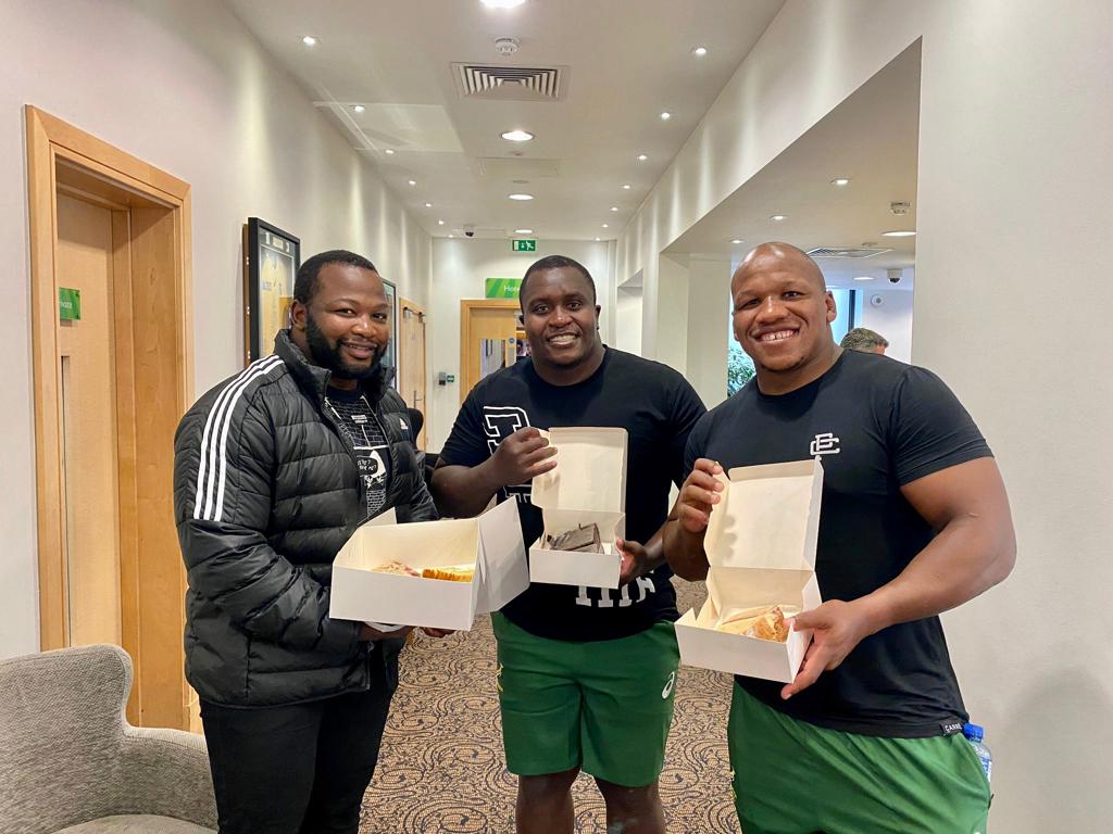 oxnche's tweet image. Just 1️⃣2️⃣3️⃣ guys at the Fuel station ⛽ 

🙏Big thank you to @shanecastle82 for the Cake🎂Much appreciated 😁

#FrontRowAssociation #OxKraal #CakeIsLife