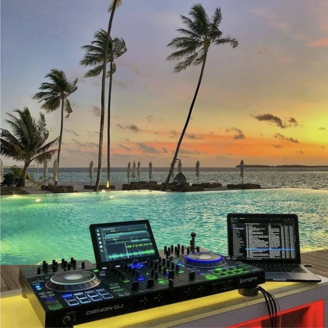 homedjstudio's tweet photo. Take me here now... 🏝️ 🌅
Tag your DJ setup ➔ #homedjstudio
Credit: @crisangelmusic
.
#djsetup #djtable https://t.co/Fhx5meUZu1