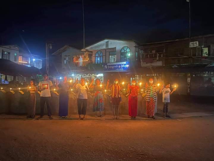 Gulf4121997's tweet photo. In #Hpakant's #Sezin village, villagers staged a night protest against the dictatorial fascist dictatorship on the evening of November 18.
LEGALIZATION OF NUG
#Nov18Coup
#WhatsHappeningInMyanmar https://t.co/YKfmvm3RL6