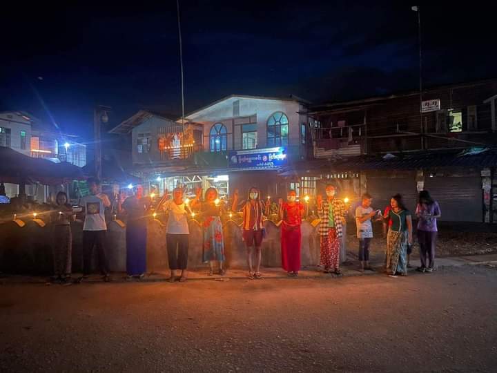 Gulf4121997's tweet photo. In #Hpakant's #Sezin village, villagers staged a night protest against the dictatorial fascist dictatorship on the evening of November 18.
LEGALIZATION OF NUG
#Nov18Coup
#WhatsHappeningInMyanmar https://t.co/YKfmvm3RL6