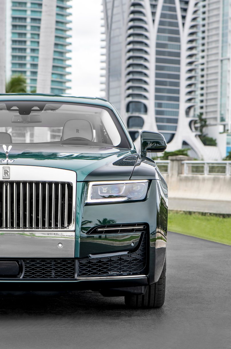 Florida RollsRoyce Driver Somehow Smashes Into A 3 Million Dollar  Sculpture In Someones Backyard  The Autopian