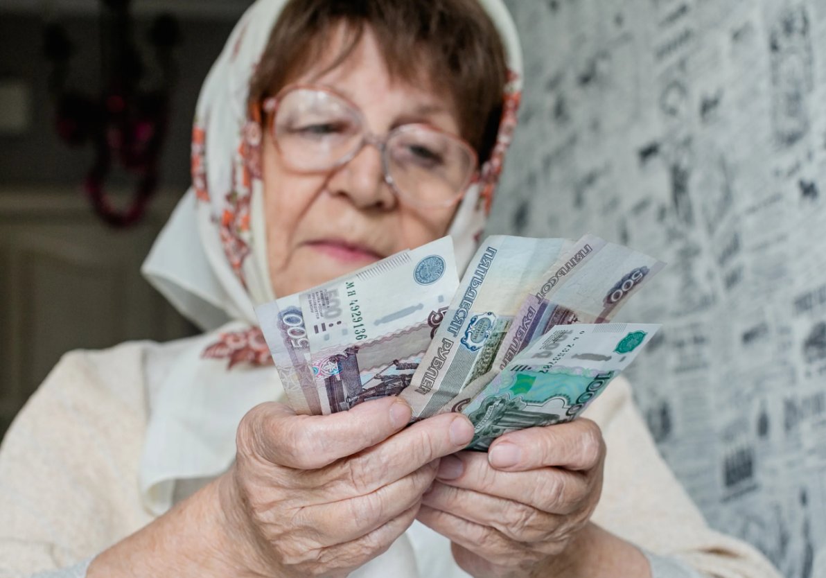 Российские пенсионеры. Пенсионерка с деньгами. 5 000 пенсионерам. Пенсионер с деньгами. Неработающие пенсионеры.