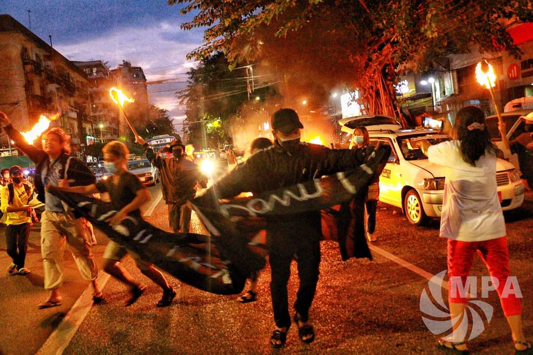 ANoahnyein's tweet photo. Young people protesting against the military dictatorship by holding torches on Sule Road in Yangon staged a "No Kneeling Under the Military Boots" strike on the night of November 18.
Photo-MPA
#WhatsHappeningInMyanmar 
#AcceptNUG_RejectMilitary https://t.co/bvHEkm6zEt