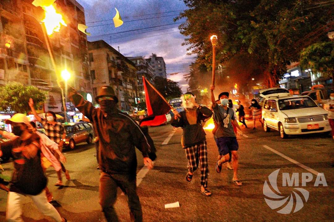 ANoahnyein's tweet photo. Young people protesting against the military dictatorship by holding torches on Sule Road in Yangon staged a "No Kneeling Under the Military Boots" strike on the night of November 18.
Photo-MPA
#WhatsHappeningInMyanmar 
#AcceptNUG_RejectMilitary https://t.co/bvHEkm6zEt