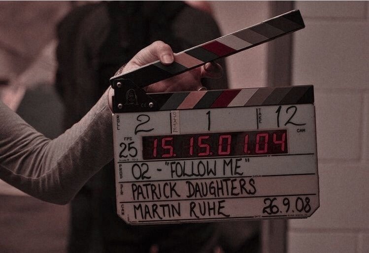 alarryconcept's tweet photo. Louis é diretor cinematográfico e bem conhecido por Hollywood graças as suas produções e festas repletas de muita droga e bebida. Todos que o rodeiam tem certeza que ele nunca irá largar essa vida, até que ele conhece Harry, um ator amador inocente e facilmente deslumbrado. https://t.co/yqJfHa9G7I