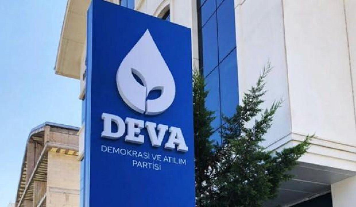 Çelik, parti binasında düzenlediği basın toplantısında görevinden istifa ettiğini açıkladı.10 Temmuz 2020'de Deva Partisi Muş İl Kurucu Başkanı olarak göreve başladığını anlatan Çelik, ilçe teşkilatlarının tümünü oluşturduklarını, bir ilçe başkanlığı

turkiyetelevizyonu.com.tr/2021/11/18/dev…