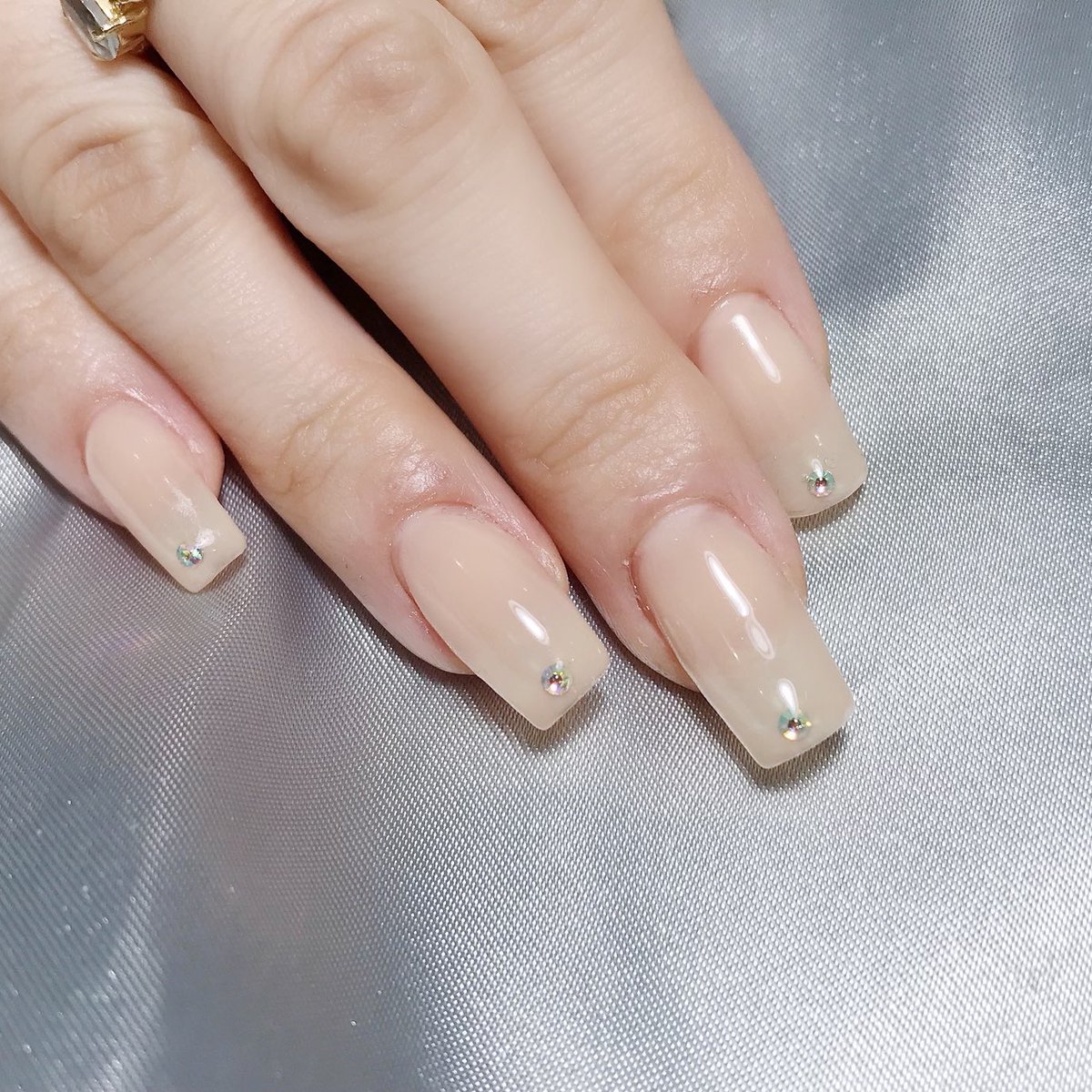 chiekonakayama's tweet photo. 新垣里沙さんのネイル💅久々に少し長めにシンプルなシアーなベージュ✨小粒なオーロラストーンがワンポイントです https://t.co/AMMhR6GzfC