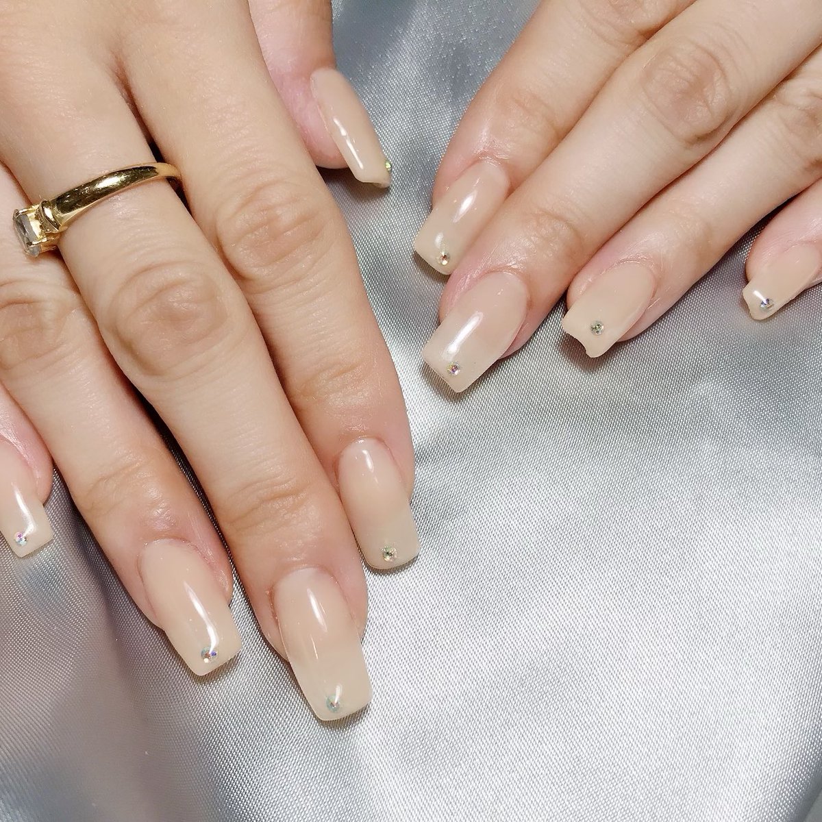 新垣里沙さんのネイル💅久々に少し長めにシンプルなシアーなベージュ✨小粒なオーロラストーンがワンポイントです