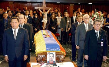 Con el asesinato de Danilo Anderson, la Derecha demostró ya hasta dónde  estaba dispuesta a llegar en Venezuela. ¿Saben por qué nos sorprende aún que quemen personas o se roben dinero que es para operar niños? Porque hemos perdido una parte de la memoria de nuestra lucha...