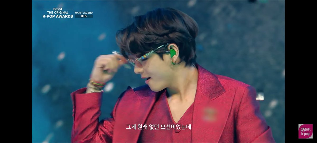 HaraVts's tweet photo. Amis si alguien tiene el MAMA legends con sub en inglés porfa me taggea🥺
Me lo fume todo en coreano y nada más entendí cuando dijeron que:
My rey V-ssi con la toma de los lentes en dynamite 💜😭 #TAEHYUNG #MAMALEGENDBTS #Vssi #BTS @BTS_twt https://t.co/m5UdEcHwq1