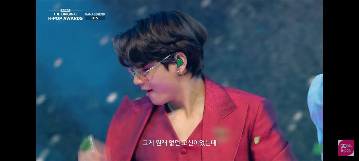 HaraVts's tweet photo. Amis si alguien tiene el MAMA legends con sub en inglés porfa me taggea🥺
Me lo fume todo en coreano y nada más entendí cuando dijeron que:
My rey V-ssi con la toma de los lentes en dynamite 💜😭 #TAEHYUNG #MAMALEGENDBTS #Vssi #BTS @BTS_twt https://t.co/m5UdEcHwq1