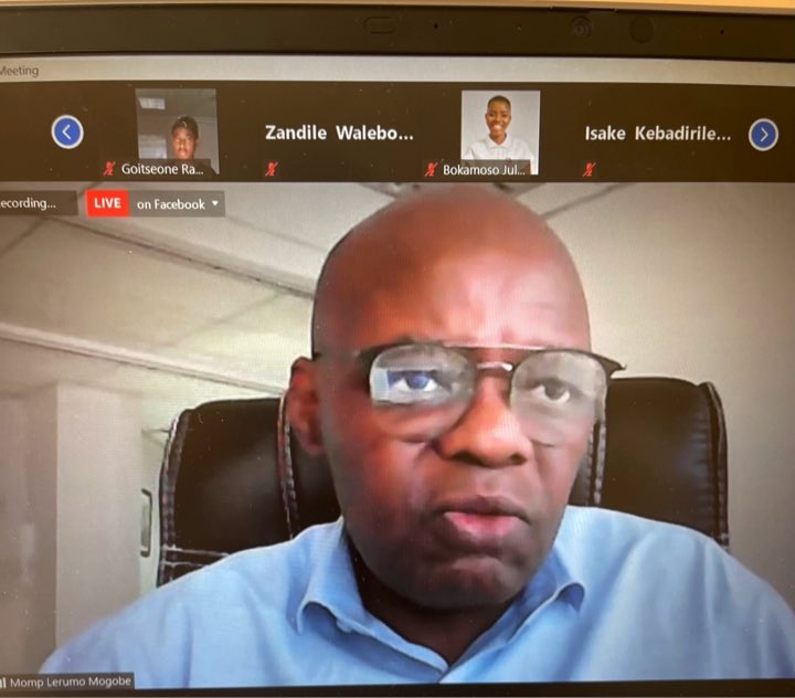 YouthConnektBW's tweet photo. .@MogobeMomp holds a world of wisdom having been a serial entrepreneur for years now turned angel investor. He shares his nuggets of wisdom with #youthentrepreneurs on how to use networks and associations to advance your business.

#UNDPYouthBusinessClinic #Youthconnektbw https://t.co/uWB0vTv2WH