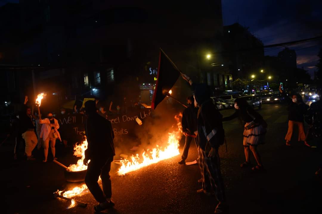theint_zon's tweet photo. At the downtown of #Yangon , a vigorous night demonstration was staged by uncompromising youths tonight .

LEGALIZATION OF NUG
#Nov18Coup 
#WhatsHappeningInMyanmar https://t.co/bbgB7xgRh7