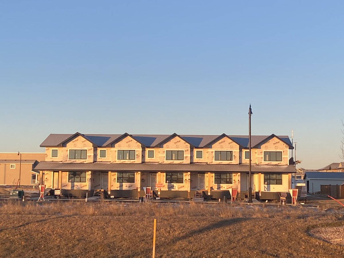 LarkaunHomes's tweet photo. The exterior of these units are taking shape. Almost complete. These are a must see. Contact us today #westlandtownhomesbylarkaun @Oxford_Landing @TownofPenhold https://t.co/oWcyE8BDJh