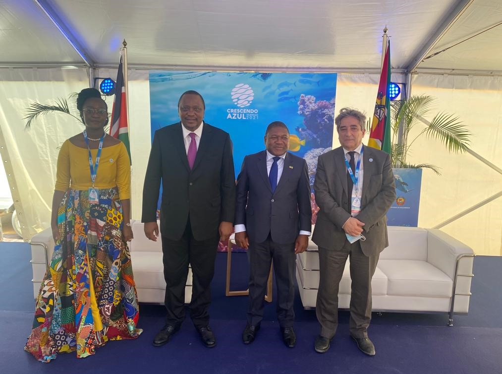 mar_pt's tweet photo. Além da presença do Ministro do #Mar 🇵🇹 na #CrescendoAzul, em Vilankulo 🇲🇿 , participam na conferência, no local ou remotamente, representantes de vários organismos da tutela: DGPM (incluindo programa Escola Azul), DGRM, IPMA, EMEPC, Escola Náutica Infante D. Henrique e FOR-MAR. https://t.co/Ce5OQO4aMb