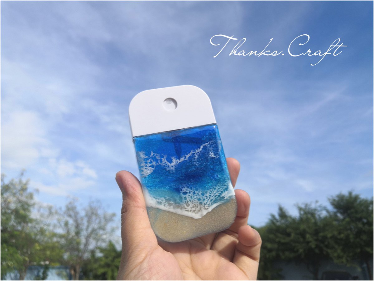 ThanksCraft's tweet photo. ขออวดขวดสเปรย์ ทะเลหน่อยค่ะ><
พอใส่เคสน้องก็จะบวมๆหน่อยค่ะ ><
#เรซิ่น
#Resin
#Handmade
#ThanksCraft https://t.co/ITAoiE2YRE