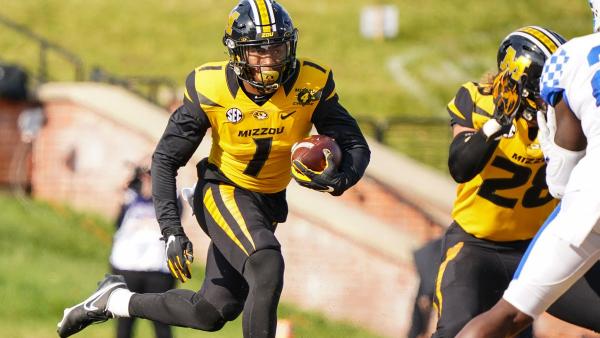 Star RB @showtimeshine5 has 1,239 rushing yards, 12 rushing TDs, 50 receptions and 4 receiving scores for @MizzouFootball this season. He is the only P5 player this millennium with those minimums. He also still has at least two more games to go. Story: southernpigskin.com/sec/badie-havi…